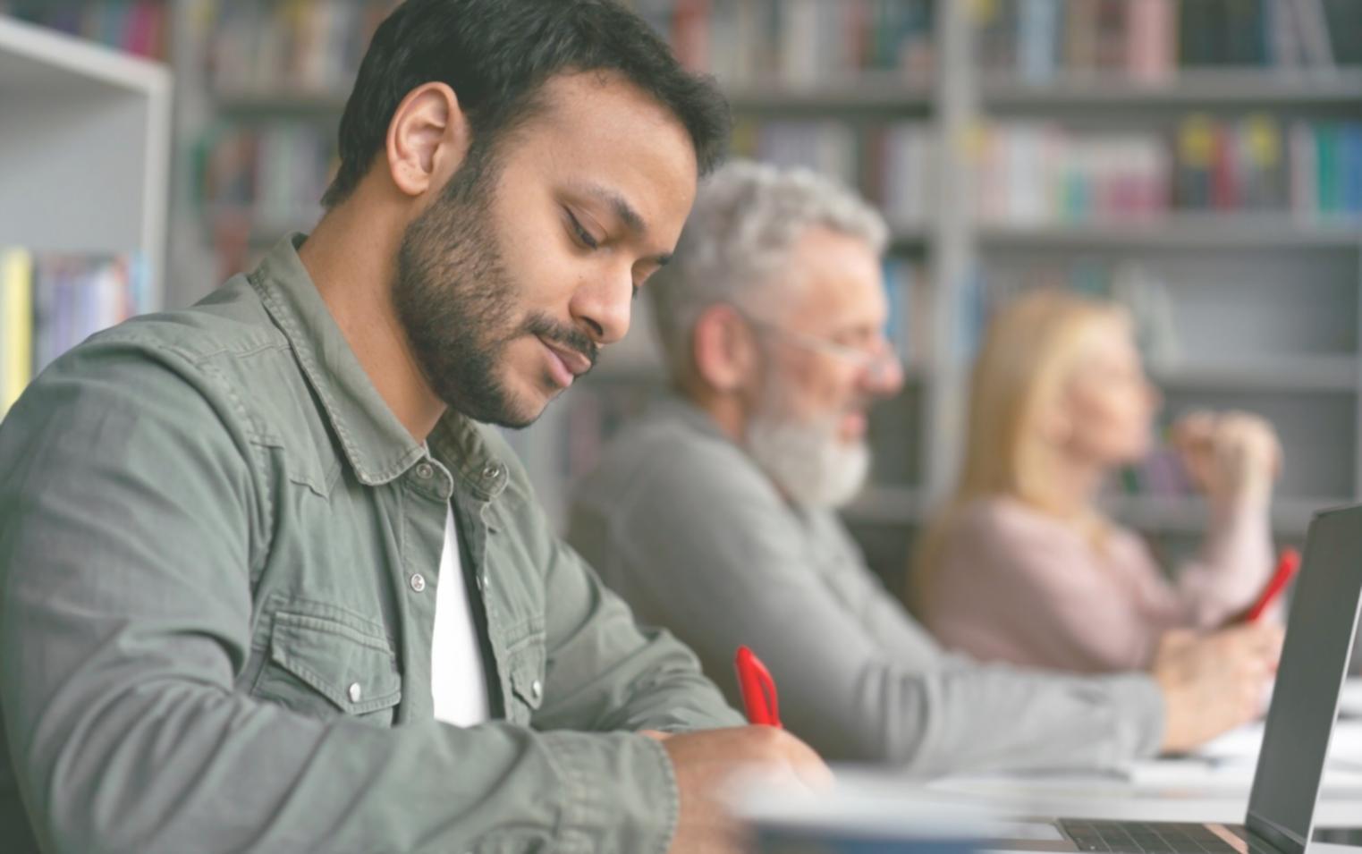 Equipo de análisis financiero trabajando en proyectos complejos